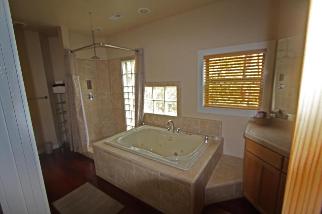 HotTub (Jacuzzi) - Photo 4