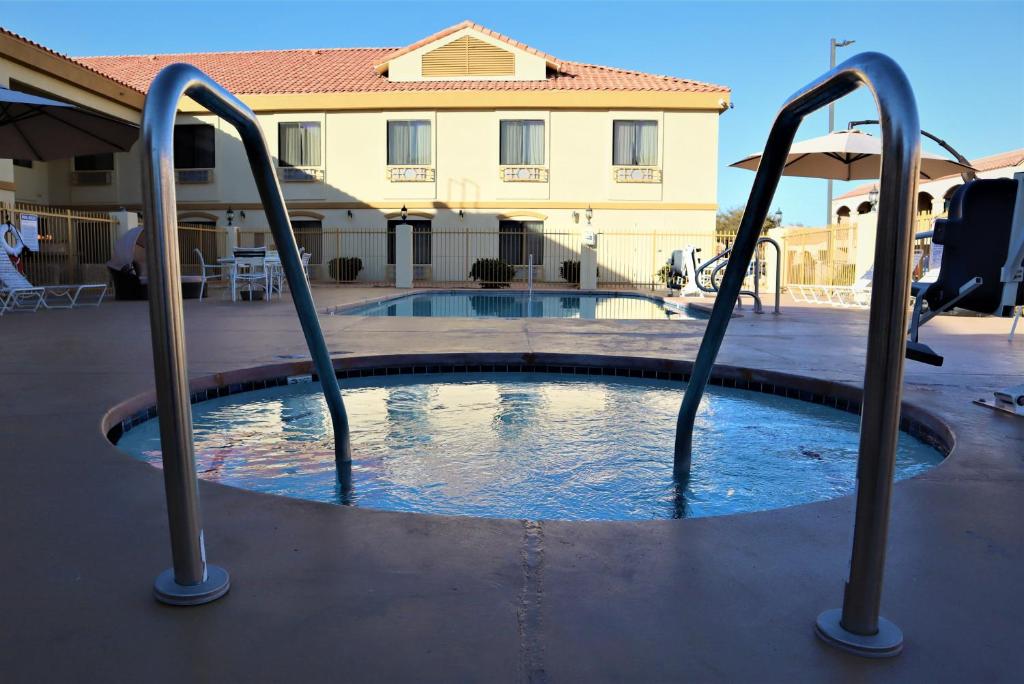 Hot Tub (Jacuzzi) - Photo 2