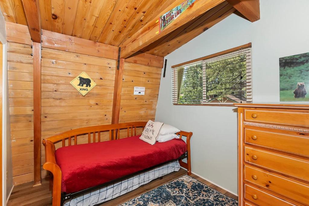 Peaceful Sunshine Chalet with Hot Tub - Image 5