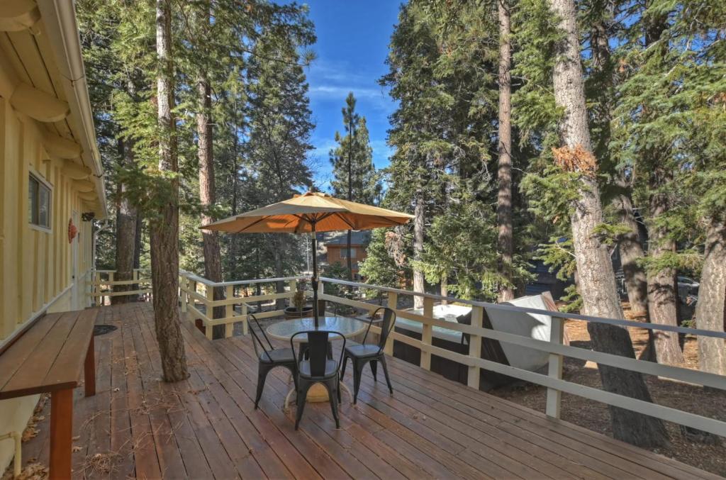 Peaceful Sunshine Chalet with Hot Tub - Image 8