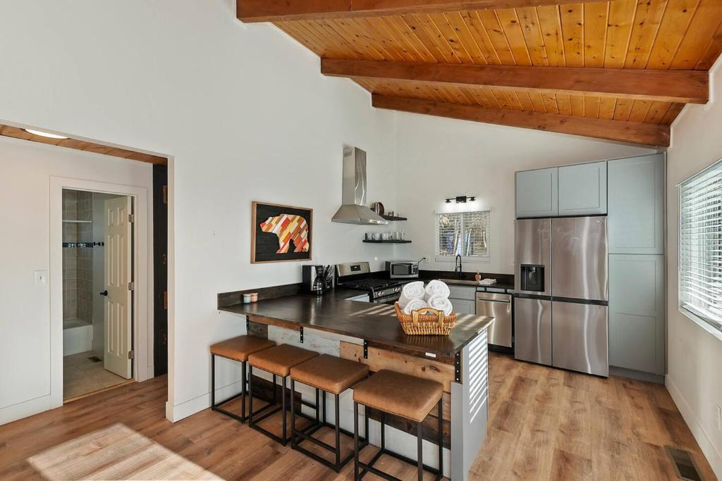 Peaceful Sunshine Chalet with Hot Tub