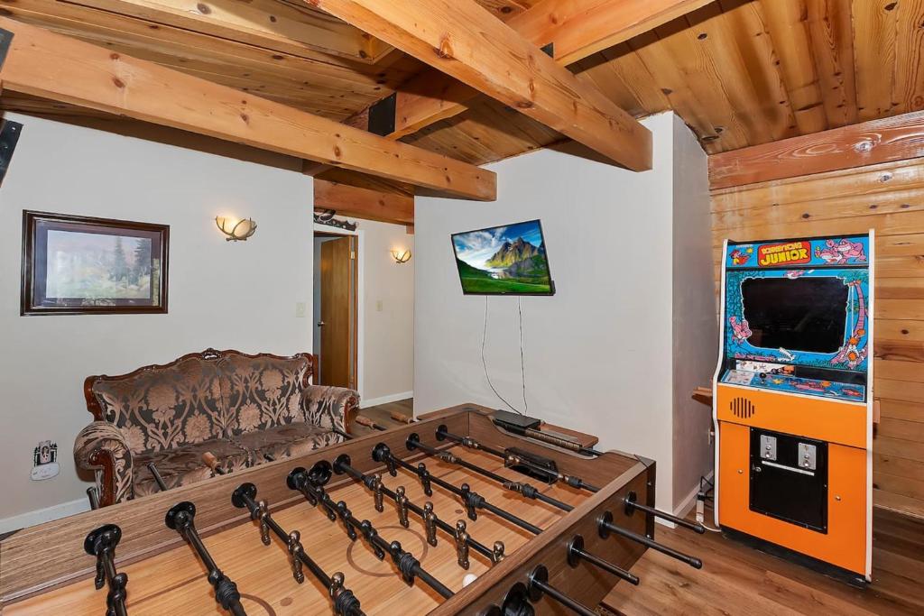 Peaceful Sunshine Chalet with Hot Tub - Image 4