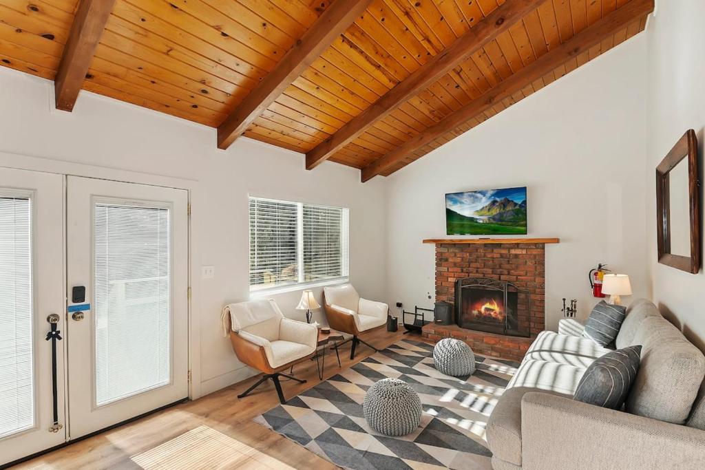 Peaceful Sunshine Chalet with Hot Tub - Image 7