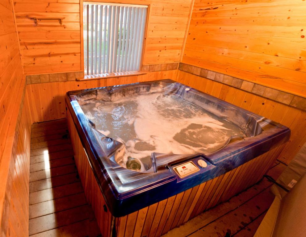 Hot Tub (Jacuzzi) - Photo 2