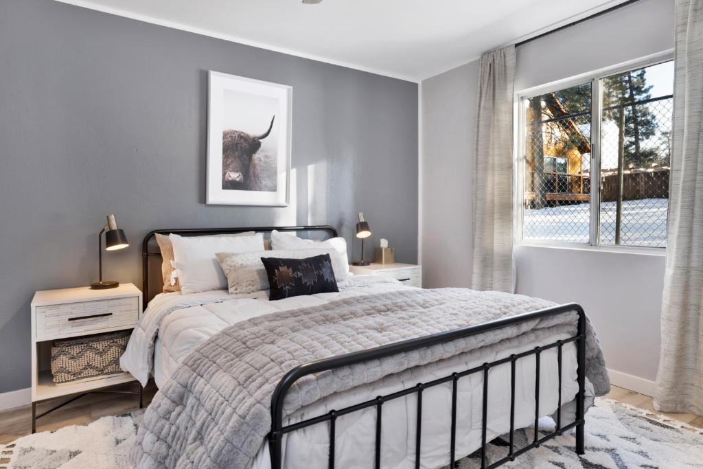 Wildwood Lodge by Big Bear Vacations Hot Tub Ultra Cozy Fox Farm Retreat - Image 7