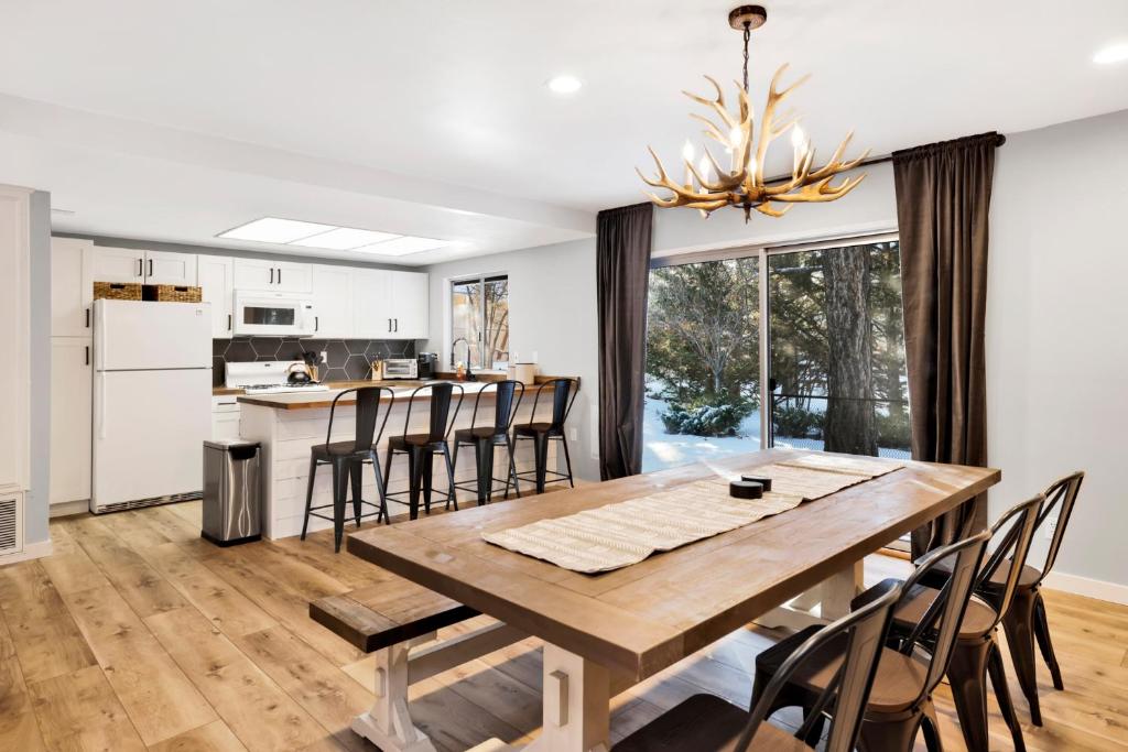 Wildwood Lodge by Big Bear Vacations Hot Tub Ultra Cozy Fox Farm Retreat - Image 4