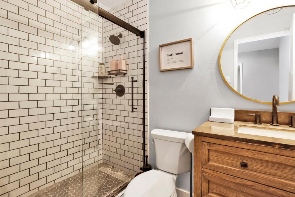 Wildwood Lodge by Big Bear Vacations Hot Tub Ultra Cozy Fox Farm Retreat - Image 8