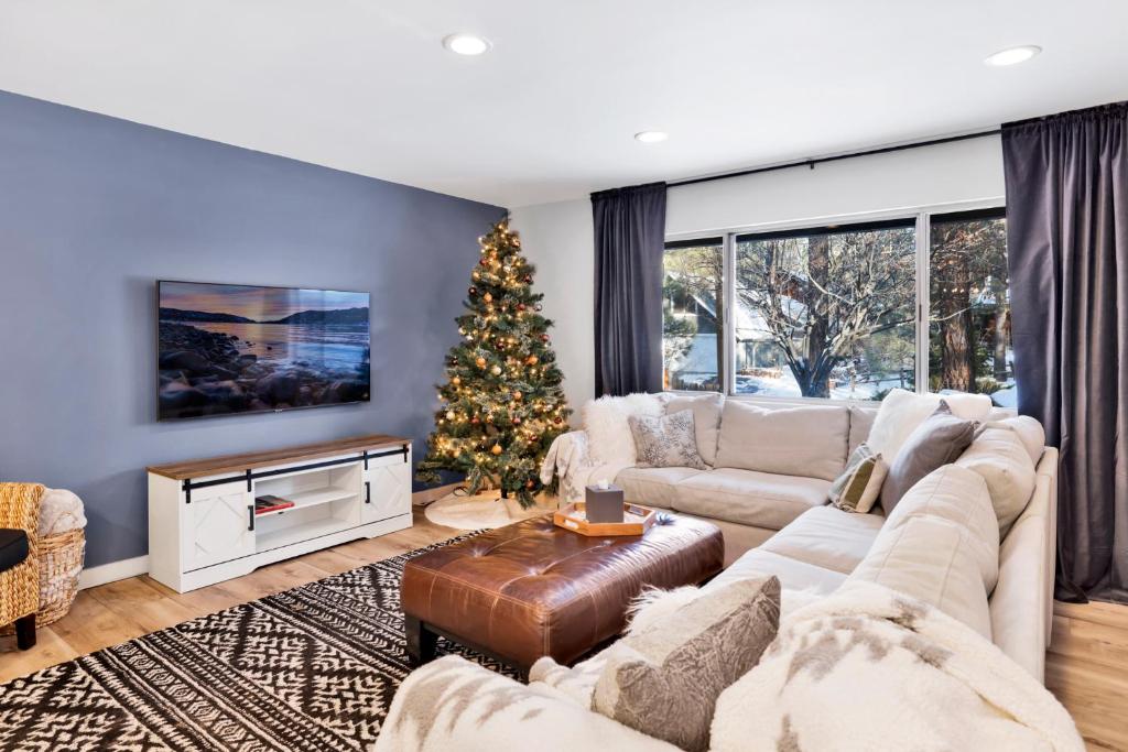 Wildwood Lodge by Big Bear Vacations Hot Tub Ultra Cozy Fox Farm Retreat - Image 5