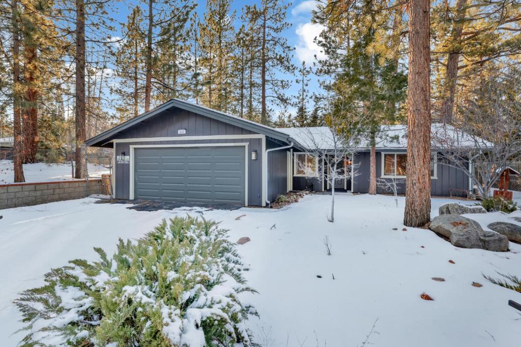 Wildwood Lodge by Big Bear Vacations Hot Tub Ultra Cozy Fox Farm Retreat - Image 6