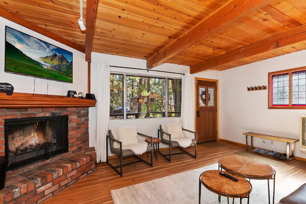 Summit Happy Cabin with HOT TUB! HIGH SPEED EV HOOKUP, CLOSE TO SLOPES - Image 5