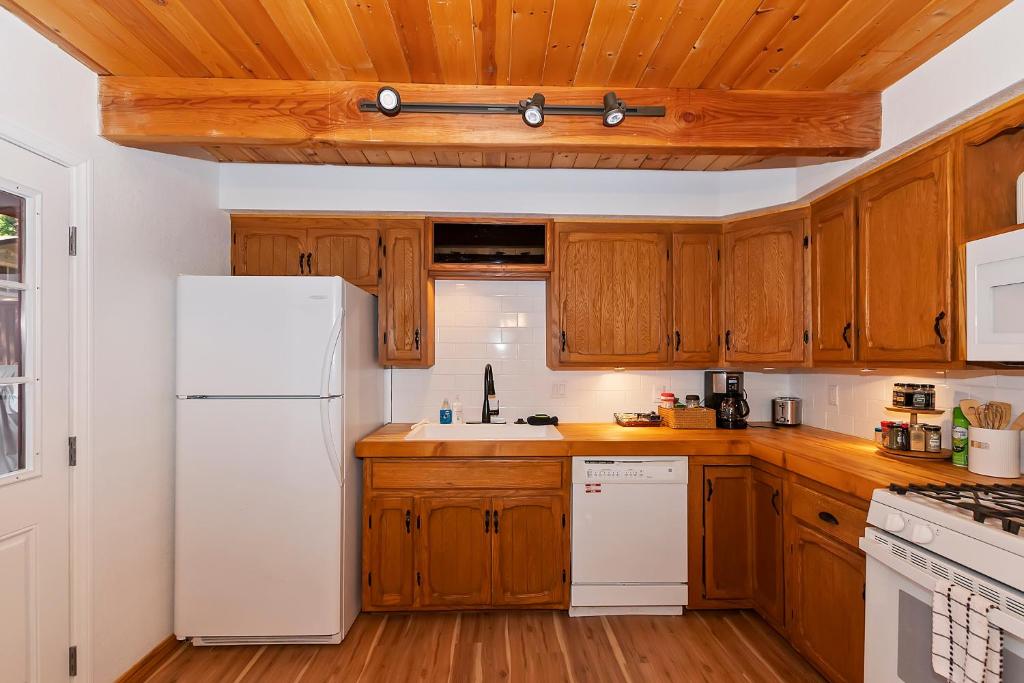 Summit Happy Cabin with HOT TUB! HIGH SPEED EV HOOKUP, CLOSE TO SLOPES - Image 8