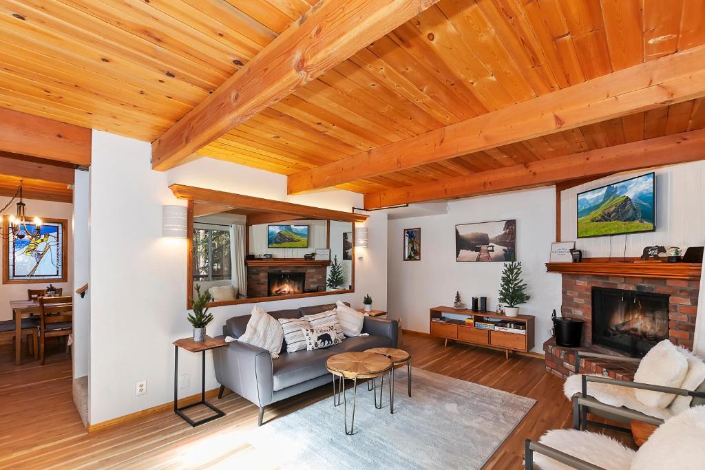 Summit Happy Cabin with HOT TUB! HIGH SPEED EV HOOKUP, CLOSE TO SLOPES - Image 4