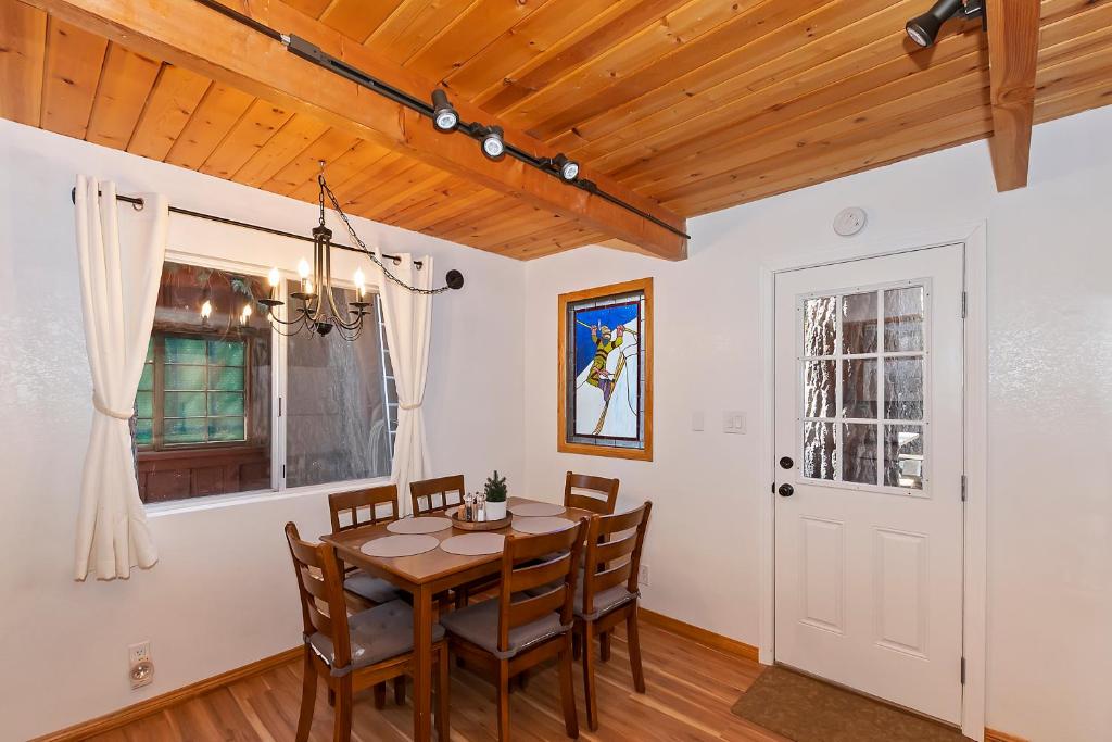 Summit Happy Cabin with HOT TUB! HIGH SPEED EV HOOKUP, CLOSE TO SLOPES - Image 7