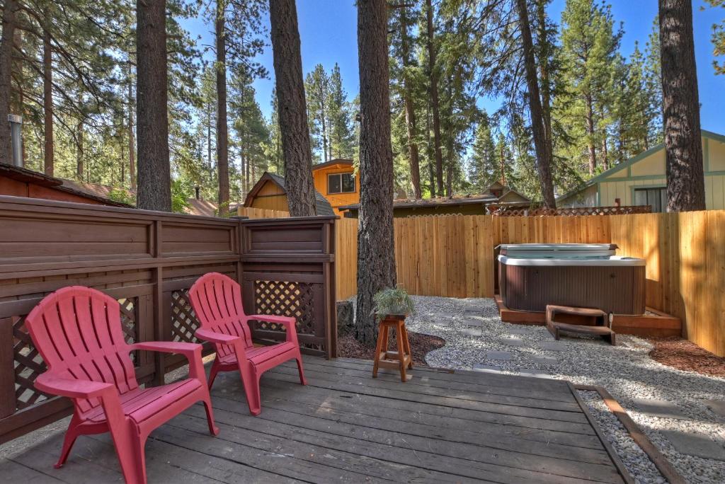 Summit Happy Cabin with HOT TUB! HIGH SPEED EV HOOKUP, CLOSE TO SLOPES