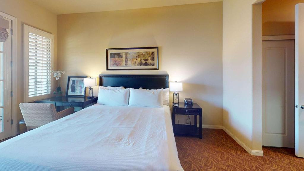 LV034 Cozy Upstairs Legacy Villas Suite - Image 8