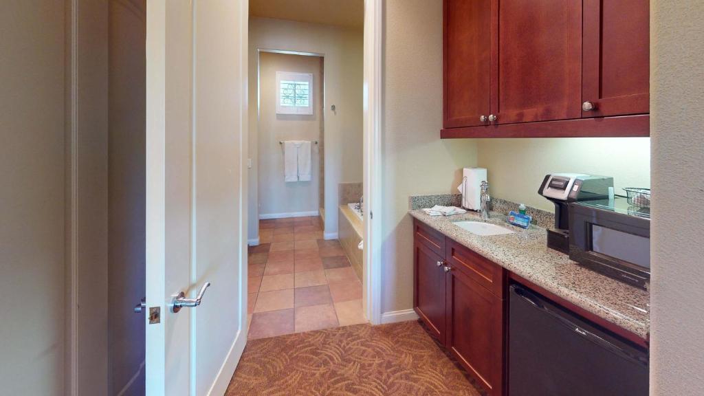 LV034 Cozy Upstairs Legacy Villas Suite