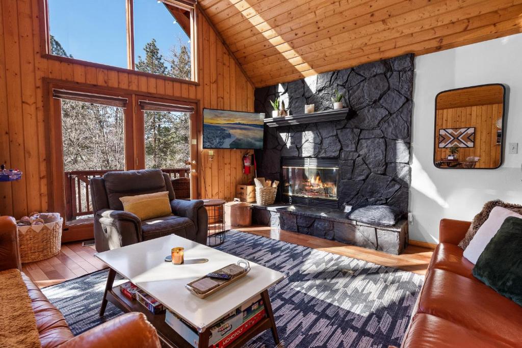 STARGAZER-Your Luxurious Cozy Affordable Getaway - Image 4