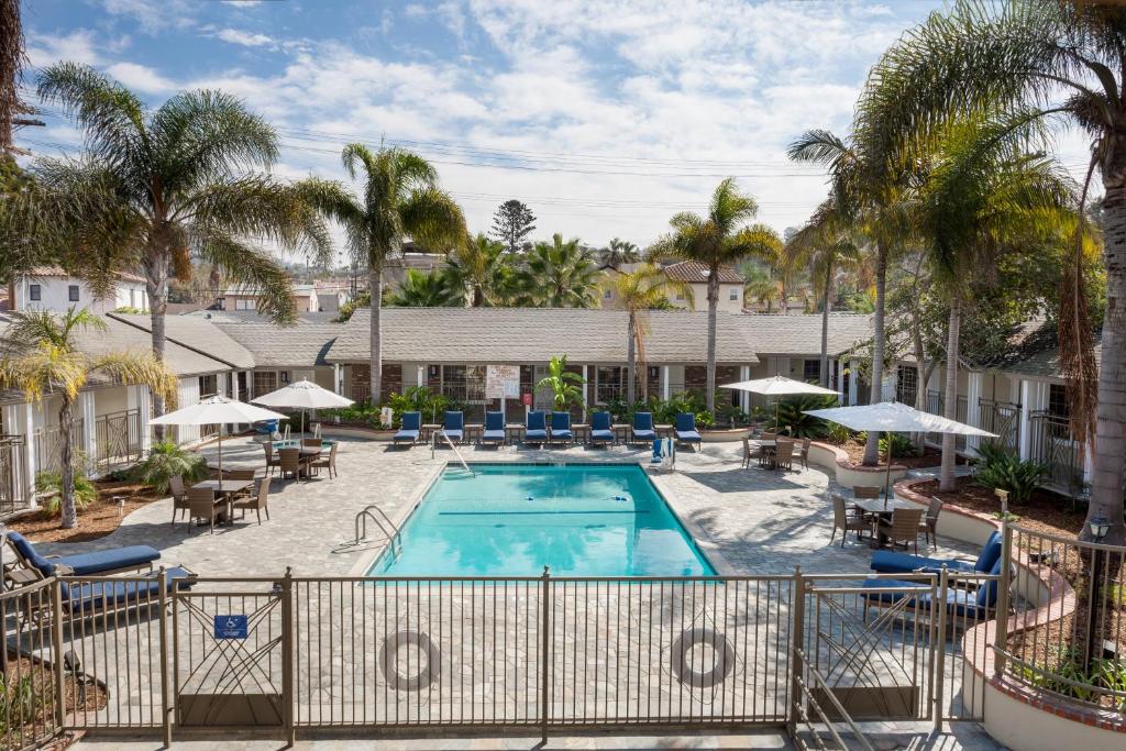 Holiday Inn Express and Suites La Jolla - Windansea Beach, and IHG Hotel - Image 7
