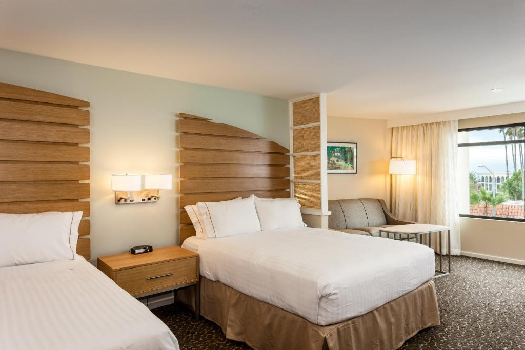 Holiday Inn Express and Suites La Jolla - Windansea Beach, and IHG Hotel - Image 8