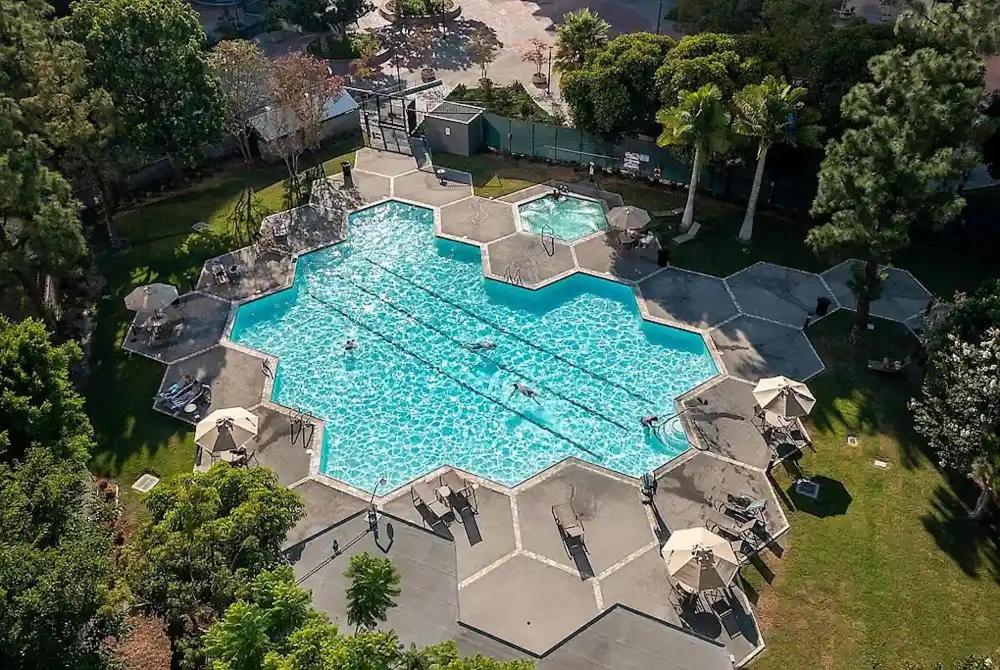 Modern Luxury 2 Bed with Panoramic City Views in Downtown LA - Image 4