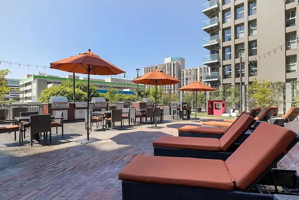 Modern Luxury 2 Bed with Panoramic City Views in Downtown LA - Image 7