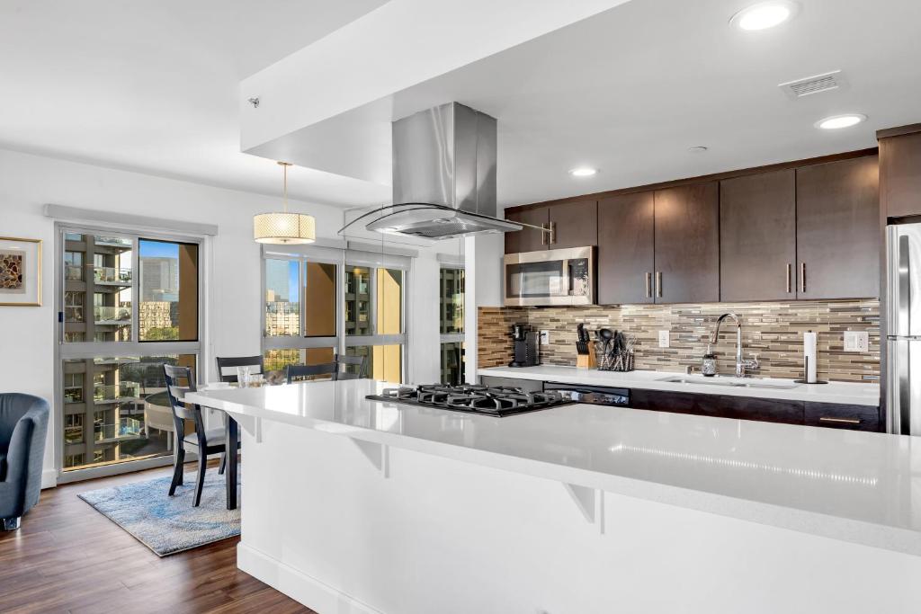 Modern Luxury 2 Bed with Panoramic City Views in Downtown LA - Image 5