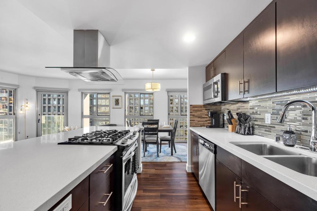 Modern Luxury 2 Bed with Panoramic City Views in Downtown LA