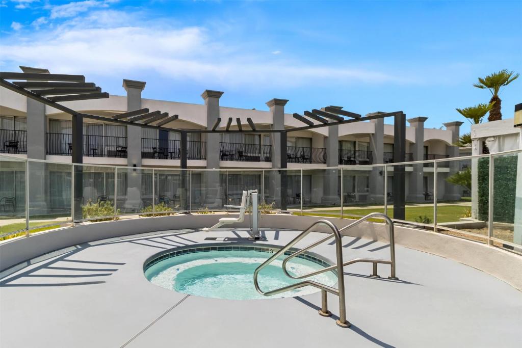 Hot Tub (Jacuzzi) - Photo 2