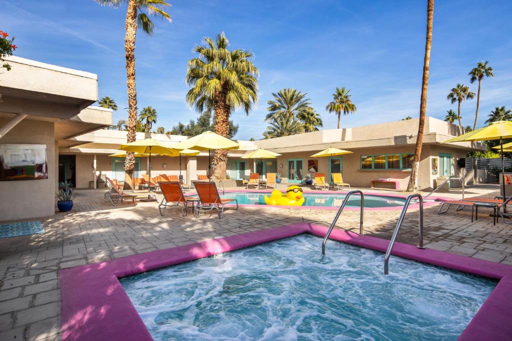 Hot Tub (Jacuzzi) - Photo 2