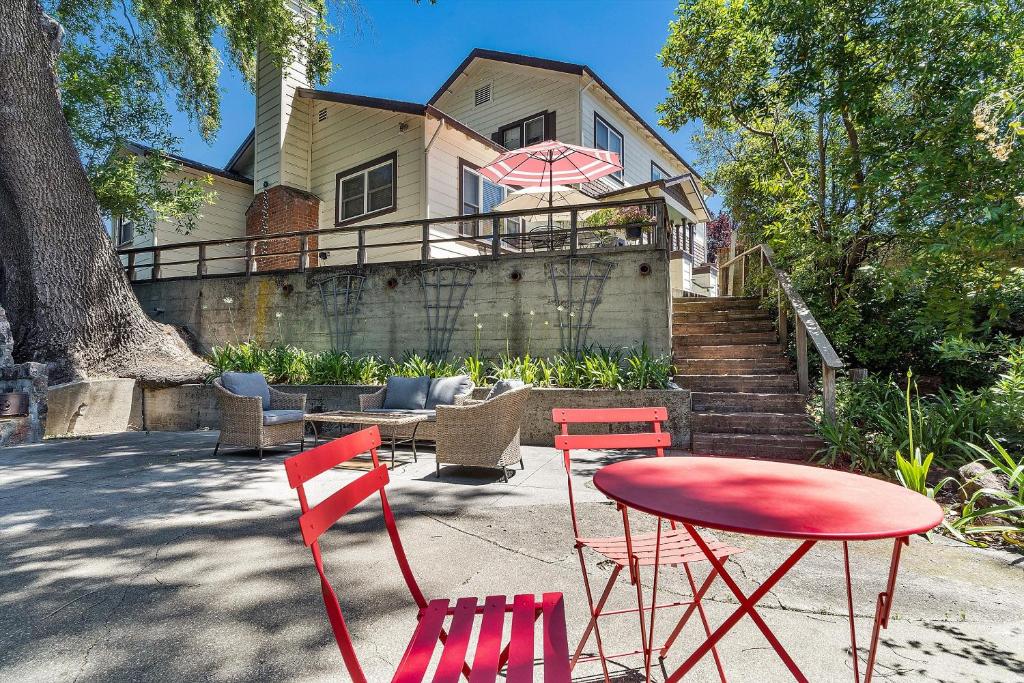 Cinnamon Bear Creekside Inn - Image 6