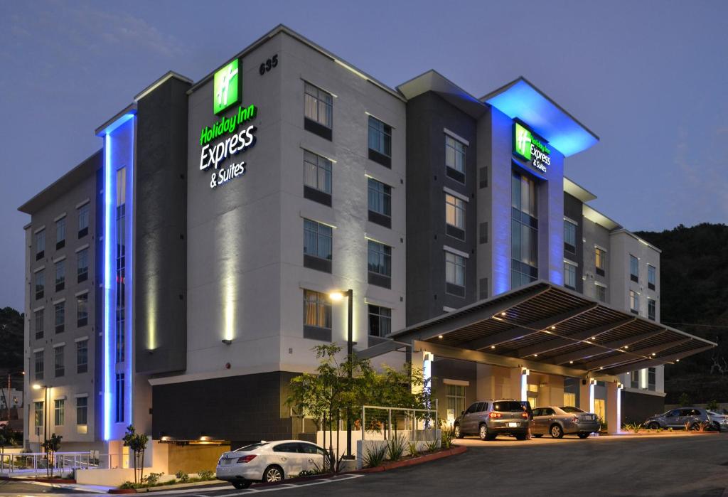 Holiday Inn Express & Suites San Diego - Mission Valley by IHG