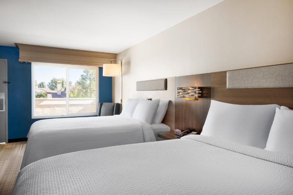 Holiday Inn Express Simi Valley by IHG - Image 8