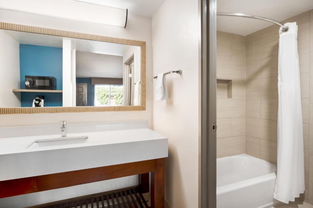 Holiday Inn Express Simi Valley by IHG