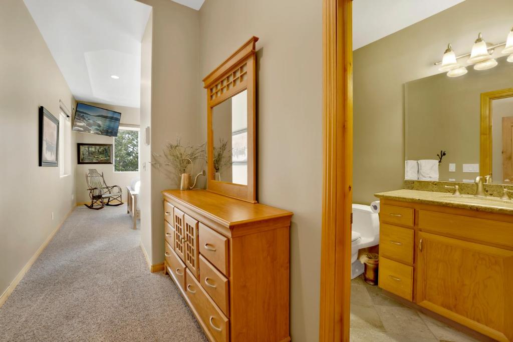 Sunset Ridge Villa- Incredible Log Cabin Estate- Hot Tub- Game Tables- - Image 8