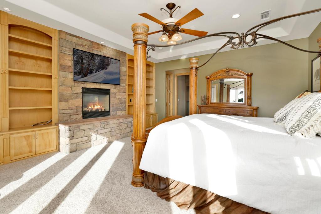 Sunset Ridge Villa- Incredible Log Cabin Estate- Hot Tub- Game Tables- - Image 7