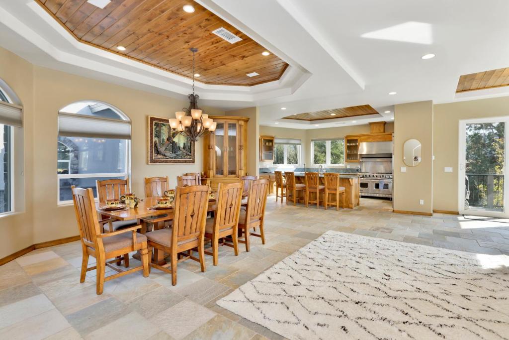 Sunset Ridge Villa- Incredible Log Cabin Estate- Hot Tub- Game Tables- - Image 4