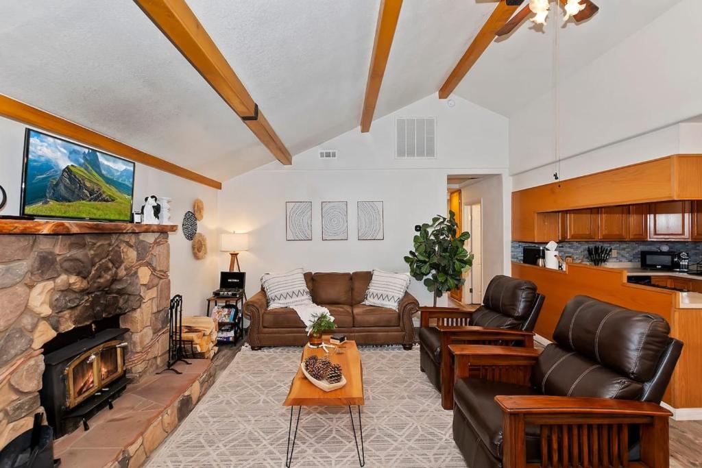 Bear Cub Cottage in Big Bear w/ HotTub & Firepit - Image 4