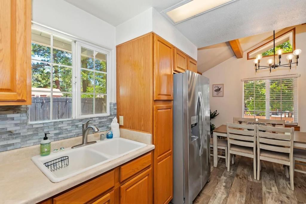 Bear Cub Cottage in Big Bear w/ HotTub & Firepit - Image 8