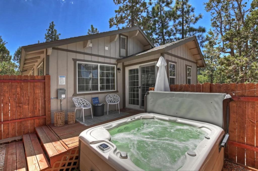 Bear Cub Cottage in Big Bear w/ HotTub & Firepit