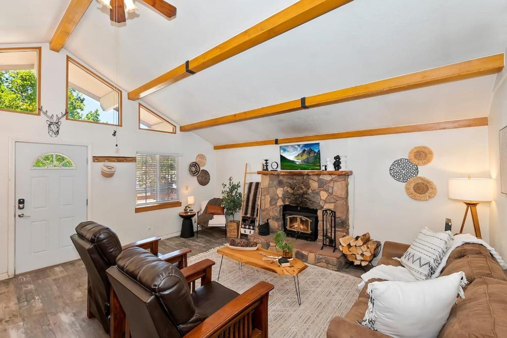 Bear Cub Cottage in Big Bear w/ HotTub & Firepit