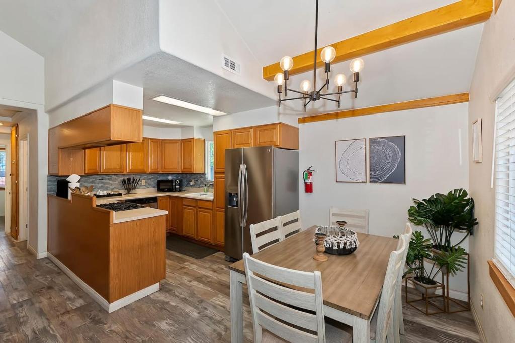 Bear Cub Cottage in Big Bear w/ HotTub & Firepit - Image 6