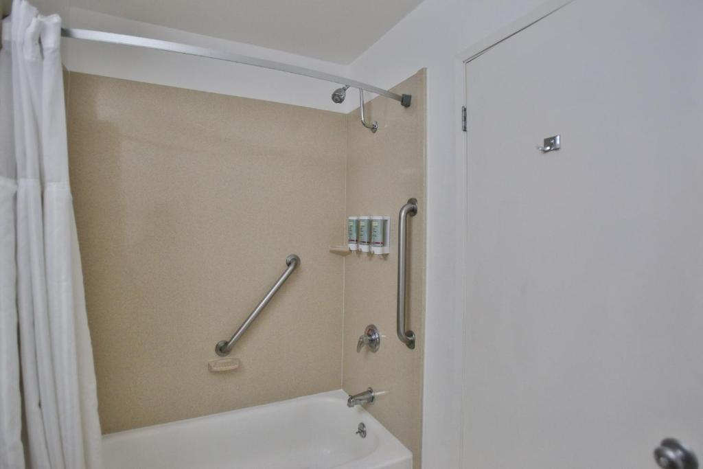 Hot Tub (Jacuzzi) - Photo 2