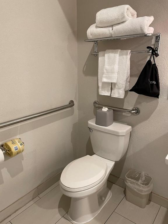 Holiday Inn Express & Suites Corona by IHG - Image 8