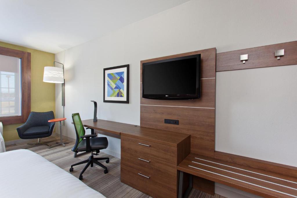 Holiday Inn Express & Suites Corona by IHG - Image 5