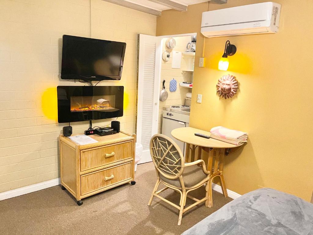 A PLACE IN THE SUN Hotel - ADULTS ONLY Big Units, 24h Heated Pool & Spa in 1 Acre Park Prime Location, DOG Friendly, TOP Midcentury Modern Boutique Hotel - Image 6