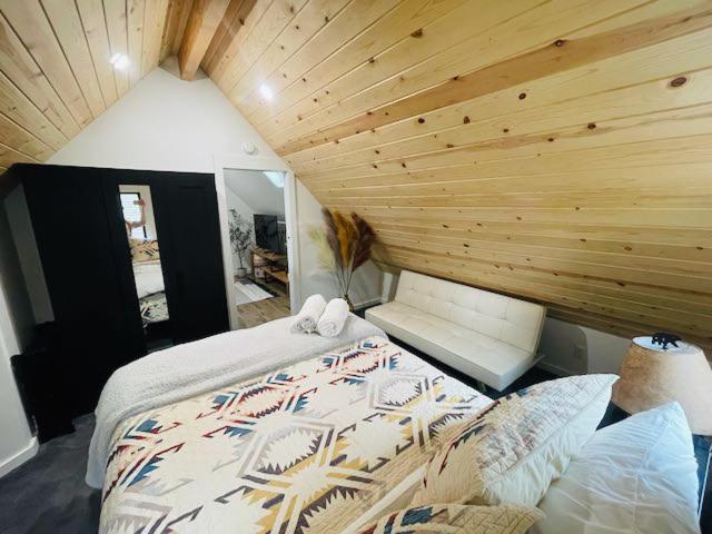 Sled-Ski Lakeside Village Cabin - Spa - BBQ - Firepit - Loft - Games - Image 4