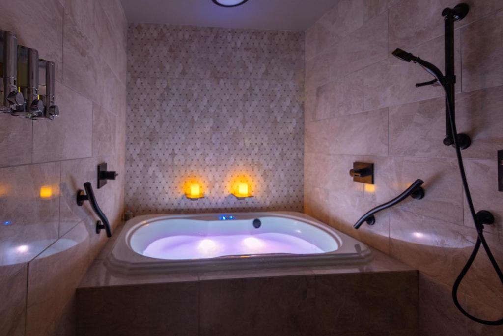 Hot Tub (Jacuzzi) - Photo 11