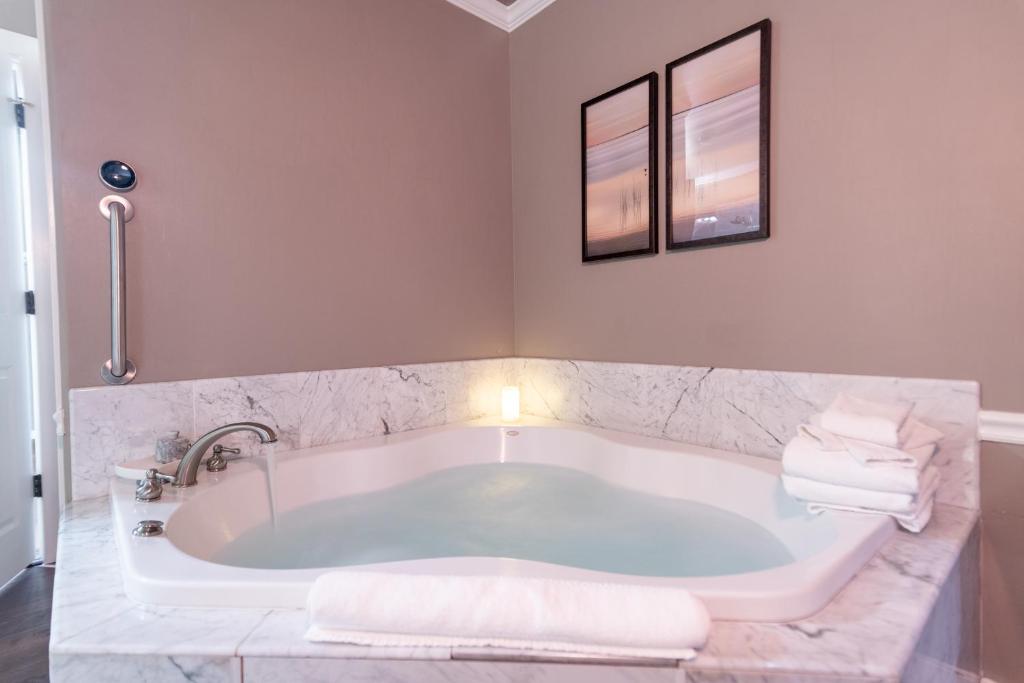 Hot Tub (Jacuzzi) - Photo 6