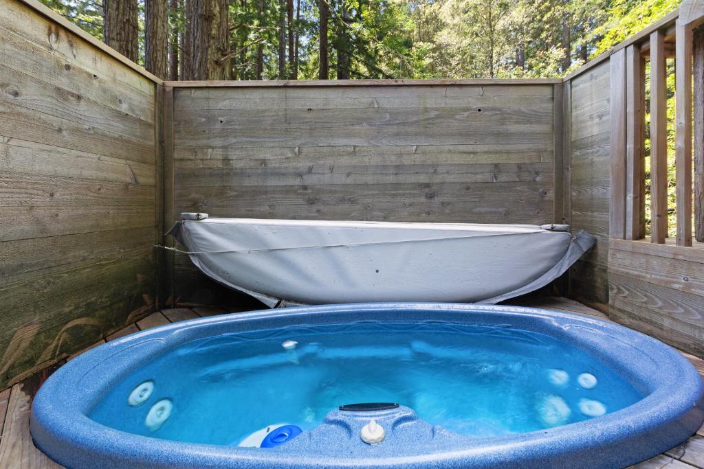 Hot Tub (Jacuzzi) - Photo 2