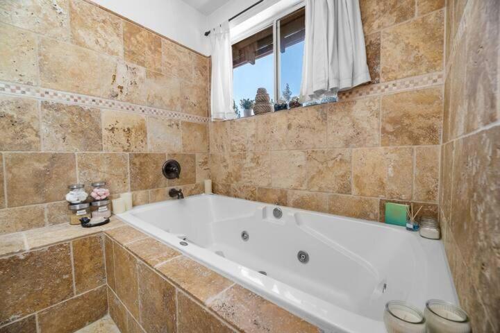 Hot Tub (Jacuzzi) - Photo 3